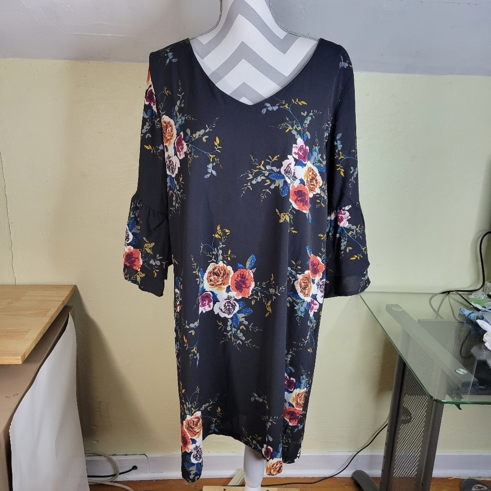 NWT Womans Belongsci Black Floral V Neck Zip Back Bell Sleeve Size XL